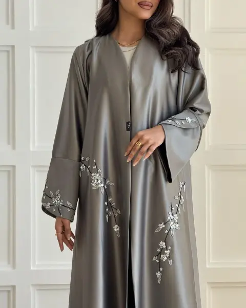 عبايات ملونة